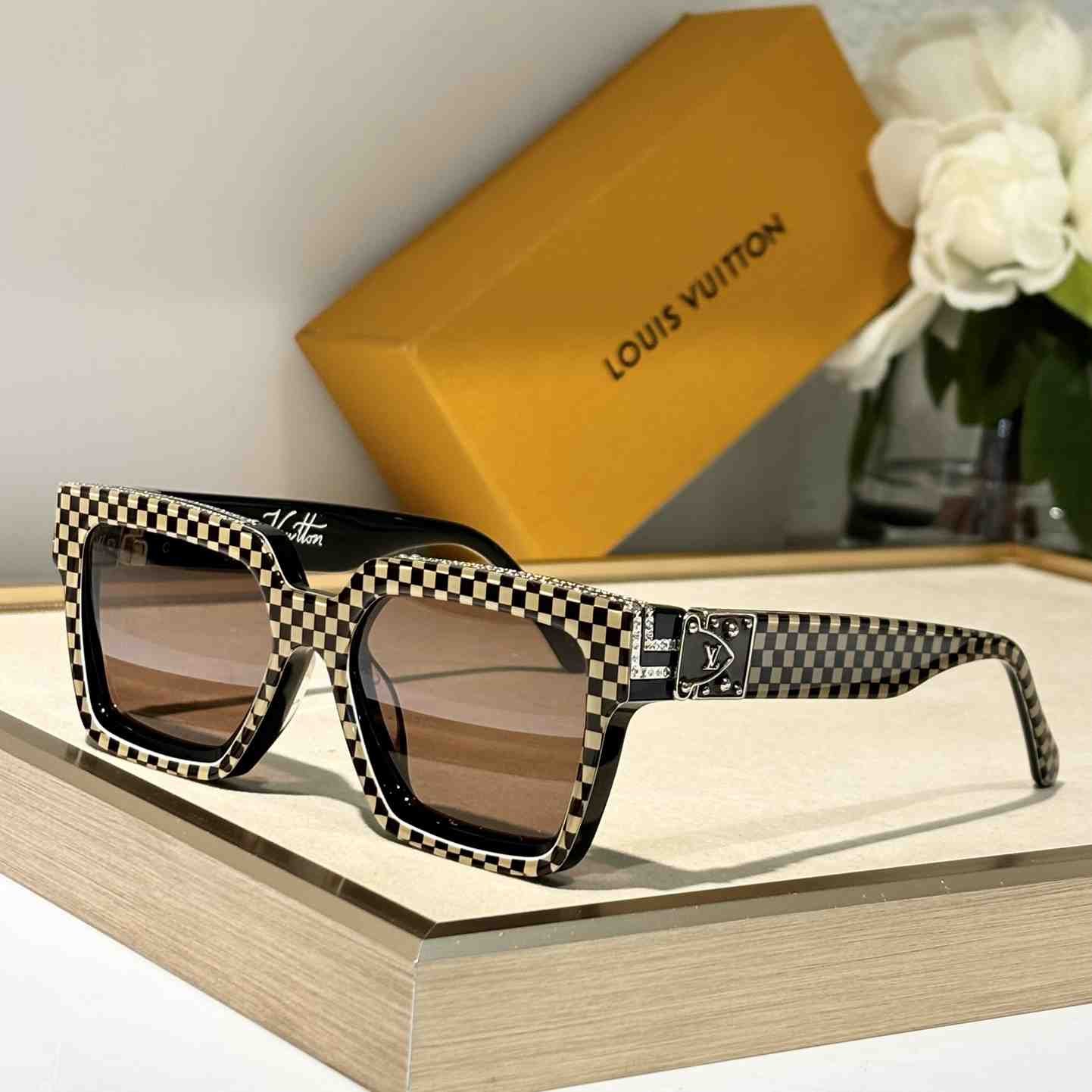 desc_louis-vuitton-11-millionaires-damier-pop-sunglasses-z2394w_5