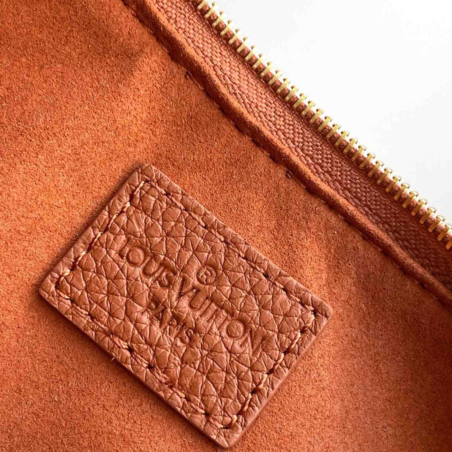 Louis Vuitton Liv Pochette M11916 - Image 8